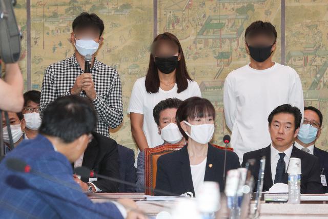 6일 국회에서 열린 고 최숙현 선수 사망 관련 문화체육관광위원회 전체회의에 출석한 경주시청 트라이애슬론팀 감독(왼쪽)과 장윤정(가운데). /사진=뉴스1