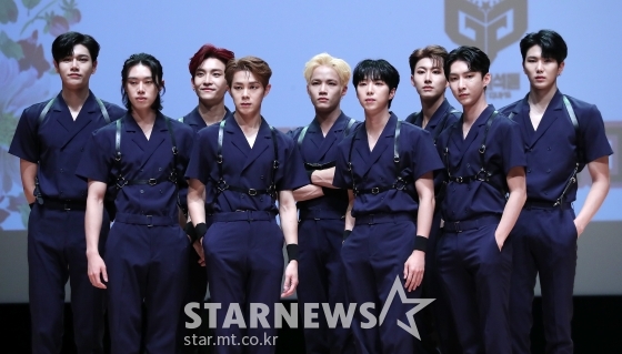 그룹 멋진녀석들이 8일 오후 서울 양천구 목동 로운아뜨리움에서 열린 세 번째 미니앨범 '위 아 낫 얼론 챕터2: 유&미'(We're Not Alone Chapter2 : You & Me) 발매기념 쇼케이스에서 포즈를 취하고 있다.
. / 사진=김창현 기자 chmt@