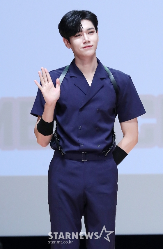 그룹 멋진녀석들 의연이 8일 오후 서울 양천구 목동 로운아뜨리움에서 열린 세 번째 미니앨범 '위 아 낫 얼론 챕터2: 유&미'(We're Not Alone Chapter2 : You & Me) 발매기념 쇼케이스에서 포즈를 취하고 있다. / 사진=김창현 기자 chmt@