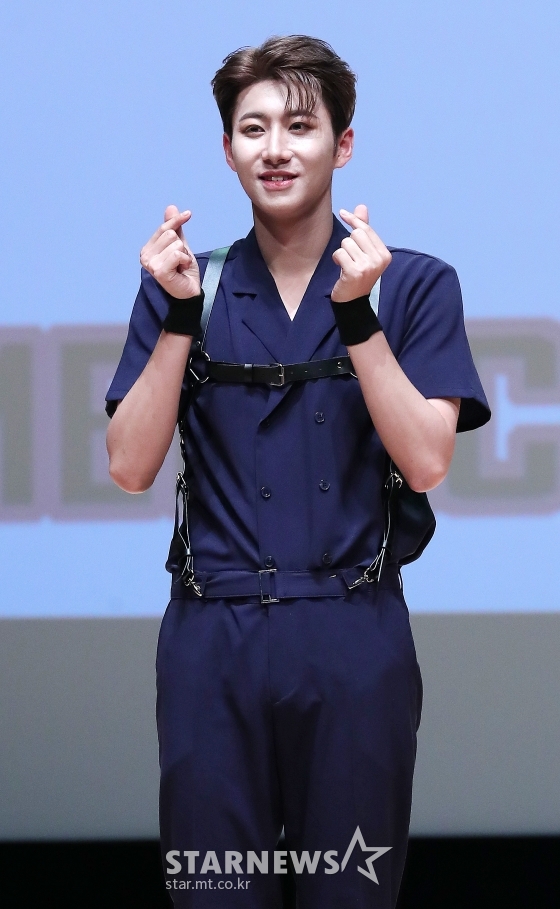 그룹 멋진녀석들 백결이 8일 오후 서울 양천구 목동 로운아뜨리움에서 열린 세 번째 미니앨범 '위 아 낫 얼론 챕터2: 유&미'(We're Not Alone Chapter2 : You & Me) 발매기념 쇼케이스에서 포즈를 취하고 있다. / 사진=김창현 기자 chmt@