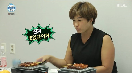 MBC '나혼자산다'에서 박세리가 전기그릴 2대로 동시에 닭꼬치를 굽고 있는 모습