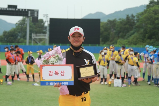대회 감독상을 받은 권오현 감독. /사진=대한유소년야구연맹 제공