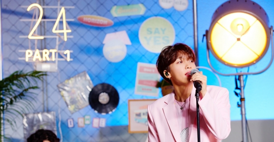 가수 정세운이 14일 오후 온라인 생중계로 진행된 첫 번째 정규앨범 '24' PART 1 발매 기념 미디어 음감회에서 멋진 무대를 선보이고 있다. / 사진 = 스타쉽엔터테인먼트 제공
