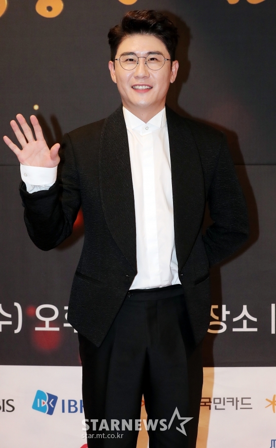 가수 영탁이 15일 오후 서울 영등포구 여의도동 글래드 호텔에서 열린 머니투데이방송 주최 '2020 MTN 방송광고 페스티벌' 포토월 행사에 참석해 포즈를 취하고 있다. / 사진=김창현 기자 chmt@