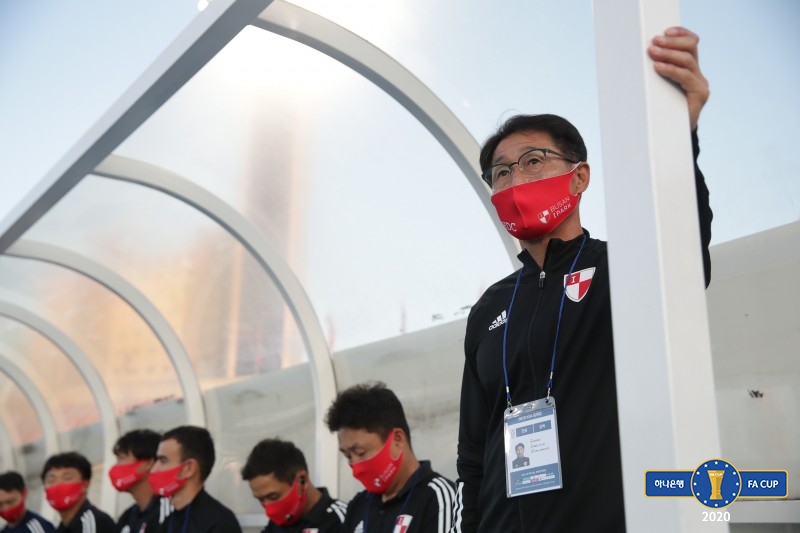 15일 경기를 앞두고 그라운드를 응시하고 있는 조덕제 부산 감독. /사진=대한축구협회 제공