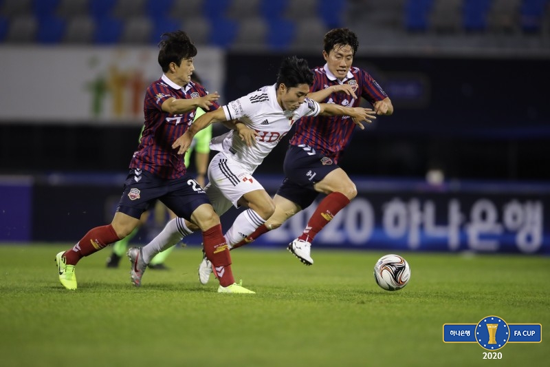 부산 이동준(가운데)이 돌파를 시도하고 있다. /사진=대한축구협회 제공