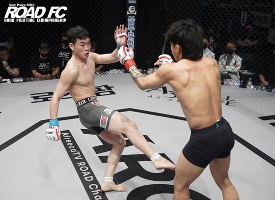 이정현(왼쪽). /사진=로드 FC 제공