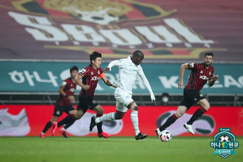 팔라시오스(가운데)의 돌파 모습. /사진=한국프로축구연맹 제공