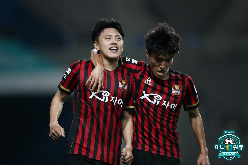 선제골을 넣은 뒤 기뻐하는 조영욱(왼쪽)과 김진야. /사진=한국프로축구연맹 제공