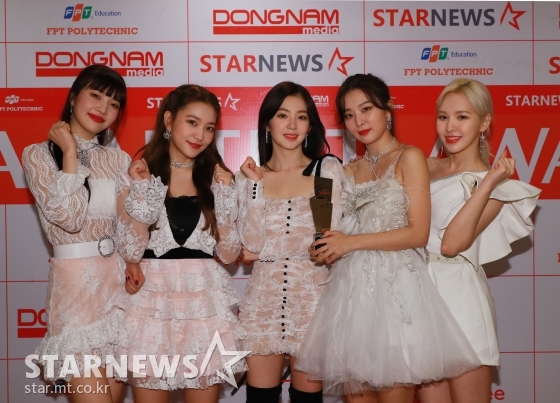 걸그룹 레드벨벳이 2019년 11월 26일(현지시간) 베트남 하노이 미딩 국립경기장에서 스타뉴스 주최로 열린 2019 아시아 아티스트 어워즈 인 베트남(2019 Asia Artist Awards in Vietnam)에 참석해 올해의 노래상을 수상한 뒤 기념촬영을 하고 있다. /사진=이동훈 기자