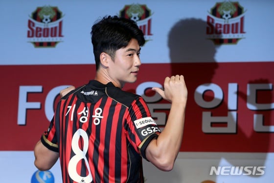 22일 FC서울 입단식 및 기자회견에서 포즈를 취하는 기성용. /사진=뉴시스