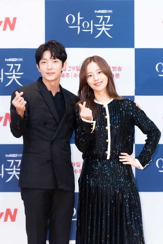 이준기, 문채원(사진 오른쪽)/사진=tvN