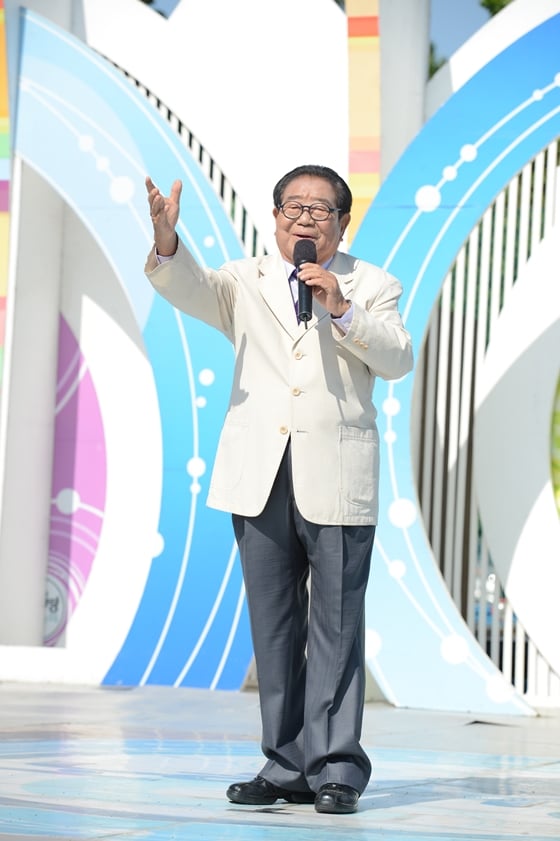 지난 7월 19일 방송된 KBS 1TV '전국노래자랑'에 등장한 송해(사진 왼쪽)/사진='전국노래자랑' 방송화면 캡처