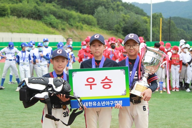 우승을 차지한 경기 김포시유소년야구단 선수들. /사진=대한유소년야구연맹