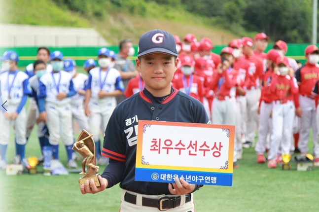 MVP를 받은 김포시유소년야구단 이섭. /사진=대한유소년야구연맹