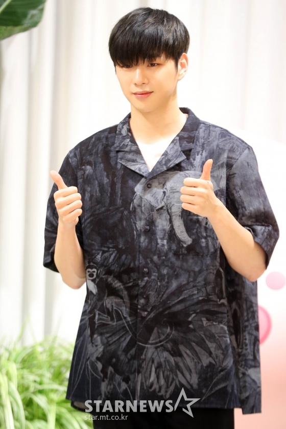 가수 강다니엘이 17일 오후 서울 강남구 카페드커넥트에서 열린 플레이제이의 K-POP 스타 게릴라 인터뷰에서 포즈를 취하고 있다. / 사진=임성균 기자 tjdrbs23@