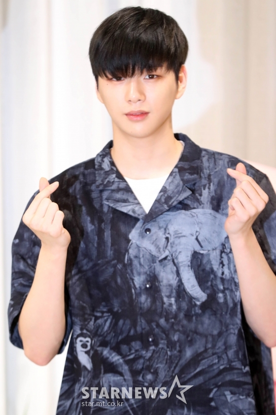 가수 강다니엘이 17일 오후 서울 강남구 카페드커넥트에서 열린 플레이제이의 K-POP 스타 게릴라 인터뷰에서 포즈를 취하고 있다. / 사진=임성균 기자 tjdrbs23@