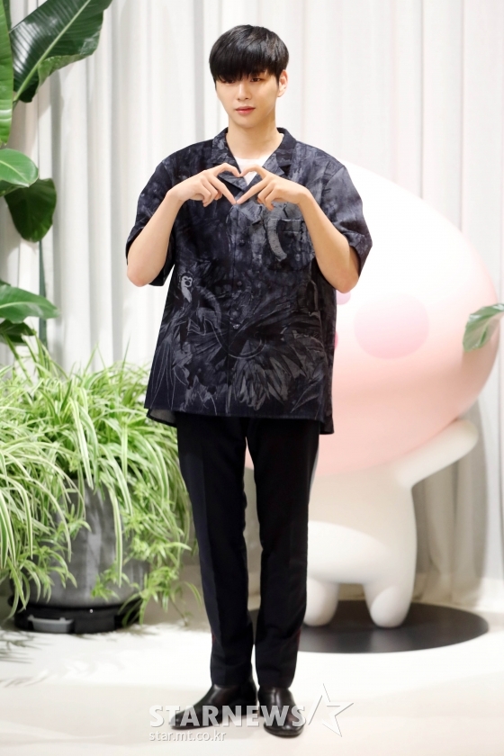 가수 강다니엘이 17일 오후 서울 강남구 카페드커넥트에서 열린 플레이제이의 K-POP 스타 게릴라 인터뷰에서 포즈를 취하고 있다. / 사진=임성균 기자 tjdrbs23@