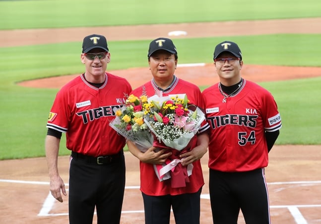 꽃다발을 전달한 뒤 기념촬영을 하는 윌리엄스 KIA 감독(왼쪽부터), 선동열 전 감독, 양현종. /사진=KIA 타이거즈 제공