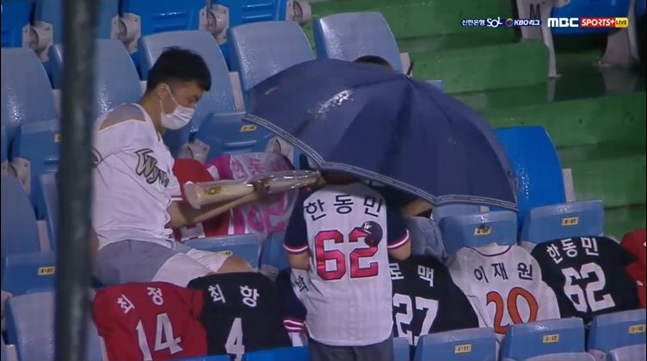 사인 배트와 사인공을 받은 가족 단위 SK팬./사진=MBC스포츠플러스 중계화면 캡처