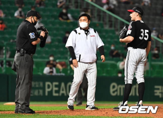 5회말 무사 선두타자로 나선 SK 최지훈 타석 때 구명환 주심이 LG 선발 윌슨의 투구 동작에 관해 지적하고 있다.