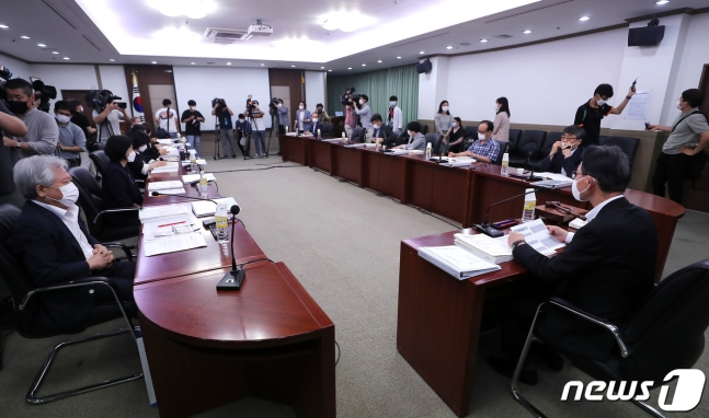 29일 오후 서울 송파구 올림픽파크텔에서 열린 대한체육회 스포츠공정위원회에서 김병철 위원장(오른쪽)이 회의를 주재하고 있다. /사진=뉴스1
