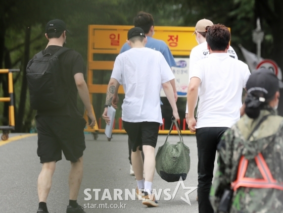 가수 지코(본명 우지호)가 30일 오후 충남 논산 육군훈련소로 정문을 지나서 하차한 뒤 매니저들과 함께 이동하고 있다..지코는 4주간 기초 군사 훈련을 받은 뒤 사회복무요원으로 군 생활을 대체할 예정이다./사진=이동훈 기자