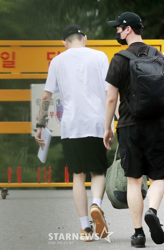 가수 지코(본명 우지호)가 30일 오후 충남 논산 육군훈련소로 정문을 지나서 하차한 뒤 매니저들과 함께 이동하고 있다..지코는 4주간 기초 군사 훈련을 받은 뒤 사회복무요원으로 군 생활을 대체할 예정이다./사진=이동훈 기자