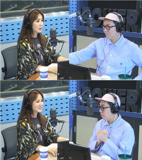 영화 '오케이 마담'에 출연하는 배우 엄정화 /사진=SBS 파워FM '김영철의 파워FM' 보는 라디오 방송화면 캡처