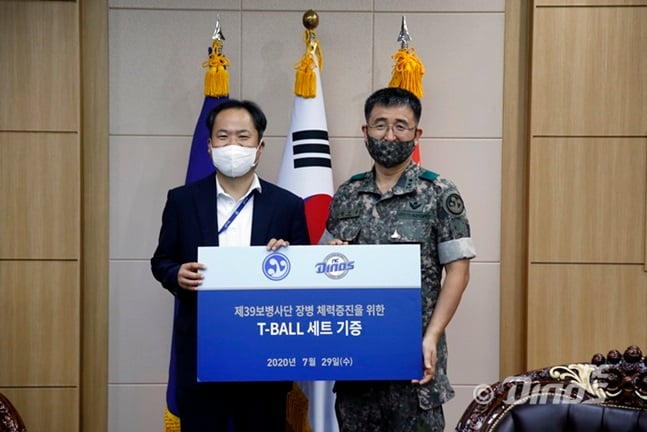 NC 다이노스가 육군 제39보병사단에 티볼 세트를 기증했다. 사진은 황순현 NC 다이노스 대표와 박안수 사단장. /사진=NC 다이노스 제공