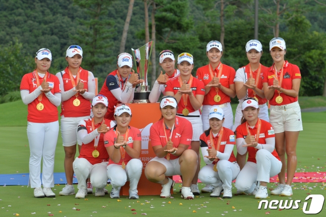 국내 KLPGA팀이 박인비 인비테이셔널에서 우승을 차지한 뒤 기념촬영을 하고 있다. /사진=뉴스1