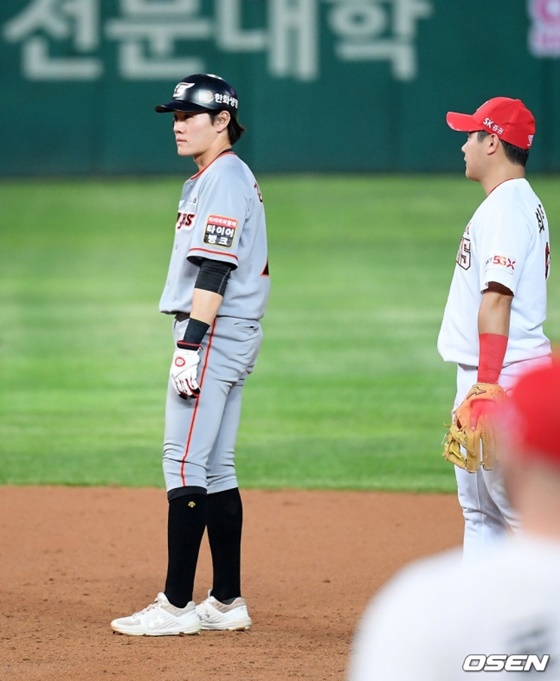 18일 인천 SK전에서 1루에 서 있는 강경학(왼쪽). /사진=OSEN