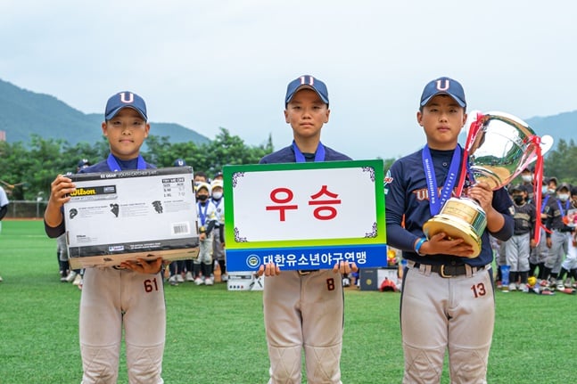 우승을 차지한 경기 의정부시유소년야구단 선수들. /사진=대한유소년야구연맹