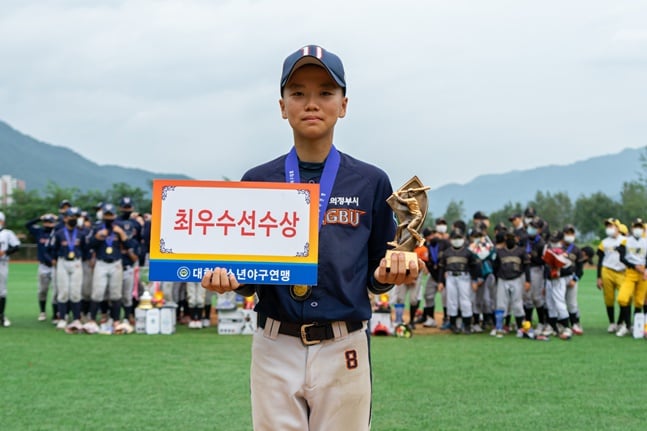 MVP를 수상한 경기 의정부시유소년야구단 김익현. /사진=대한유소년야구연맹
