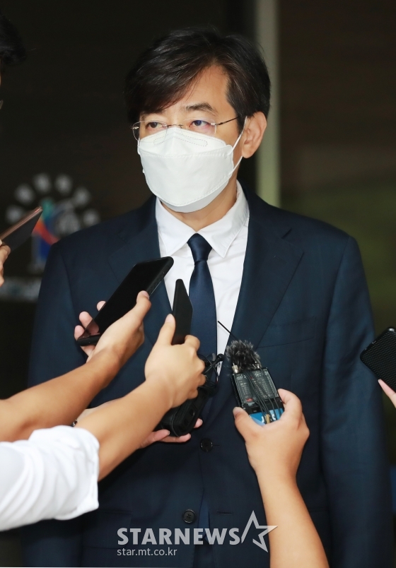 지하철 몰카 촬영(성폭력 범죄의 처벌 등에 관한 특례법 위반) 혐의를 받고 있는 김성준 전 SBS 앵커가 21일 오후 서울 양천구 신정동 서울남부지방법원에서 열린 선고기일에 출석한 뒤 출입문을 나서며 취재진의 질문에 답하고 있다. 법원은 김 전 앵커에게 징역 6월에 집행유예 2년, 40시간의 성폭력 치료 강의 수강을 선고했다. / 사진=이동훈 기자 photoguy@