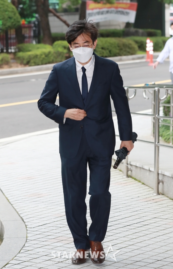지하철 몰카 촬영(성폭력 범죄의 처벌 등에 관한 특례법 위반) 혐의를 받고 있는 김성준 전 SBS 앵커가 21일 오후 서울 양천구 신정동 서울남부지방법원에서 열린 선고기일에 출석하기 위해 법정으로 들어서고 있다. 법원은 김 전 앵커에게 징역 6월에 집행유예 2년, 40시간의 성폭력 치료 강의 수강을 선고했다. / 사진=이동훈 기자 photoguy@
