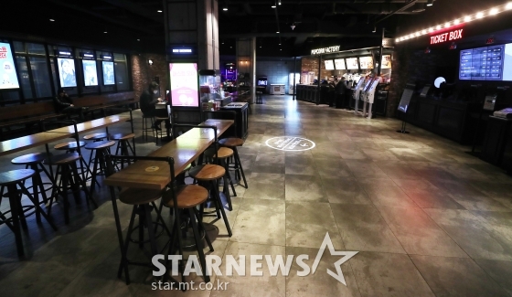 CGV용산아이파크몰에 코로나19 확진자가 발생해 22일 영업을 중단했다. 위 사진은 CGV용산아이파크몰과 직접적인 관계는 없다./사진=김휘선 기자 hwijpg@