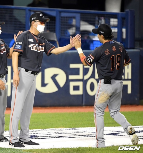 최원호 한화 감독대행(왼쪽)과 한화의 이용규. /사진=OSEN