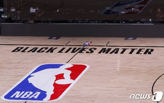 'Black Lives Matter(흑인 생명은 소중하다)'라는 슬로건이 적혀 있는 NBA 경기장. /사진=뉴스1