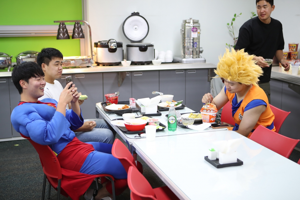 슈퍼맨 남재현(왼쪽)과 손오공이 된 이진영(오른쪽). /사진=KIA 제공