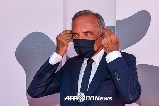마스크 쓰고 포토월 앞에 선 알베르토 바르베라 베니스 영화제 집행위원장/ 사진=AFPBBNews뉴스1
