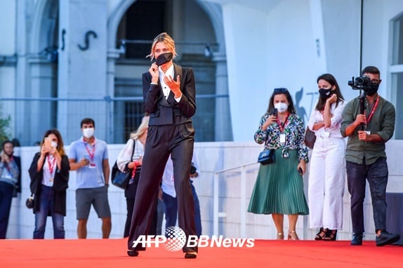 마스크 쓰고 레드카펫에 오르는 배우 안나 포글리에타 / 사진=AFPBBNews뉴스1