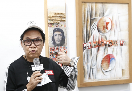 가수 조영남이 8일 오후 서울 강남 도산대로 피카프로젝트에서 열린 전시회 '아트, 하트, 화투 그리고 조영남' 기자간담회에 참석해 작품을 설명하고 있다. /사진=뉴스1