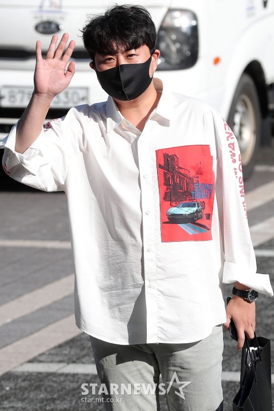 미스터트롯 출신 가수 김호중이 10일 오전 서울 서초구청 산하 복지시설에서 사회복무요원 근무를 위해 출근하고 있다.김호중은 당초 지난 6월 입대 예정이었지만, 입영을 연기하고 병역판정검사 재검을 받았다. 이후 재검에서 불안정성 대관절로 4급 판정을 받아 사회복무요원으로 복무하게 됐다. / 사진=김창현 기자 chmt@