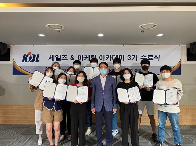KBL이 11일 세일즈 & 마케팅 아카데미 3기 수료식을 개최했다. /사진=KBL 제공