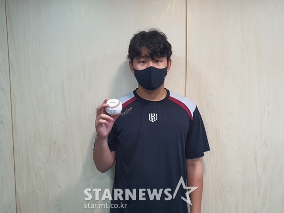 12일 수원 한화전에서 10승을 기록한 뒤 만난 KT의 소형준. /사진=이원희 기자