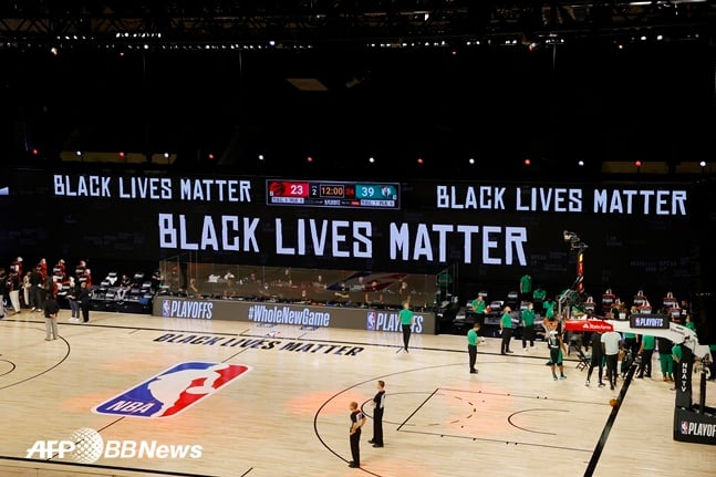 지난 8월31일(한국시간) NBA 토론토-보스턴의 플레이오프가 열린 미국 플로리다주 ESPN 와이드 월드 오브 스포츠 컴플렉스에 'Black Lives Matter' 문구가 표출되고 있다. /AFPBBNews=뉴스1