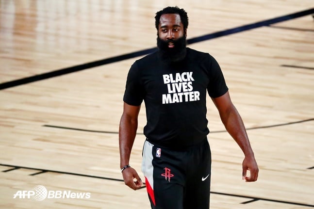 NBA 휴스턴 로키츠의 제임스 하든이 'Black Lives Matter'가 적힌 티셔츠를 입고 있다. /AFPBBNews=뉴스1