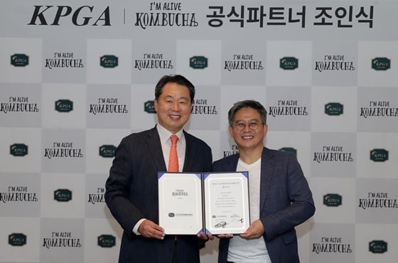 조인식에 참석한 한종윤 KPGA 상근 부회장(왼쪽)과 이을규 프레시코 대표. /사진=KPGA 제공