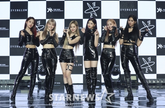21일 오후 온라인 생중계로 진행된 걸그룹 '에버글로우' 컴백 쇼케이스에서 멤버들이 포즈를 취하고 있다. /사진제공=위에화엔터테인먼트